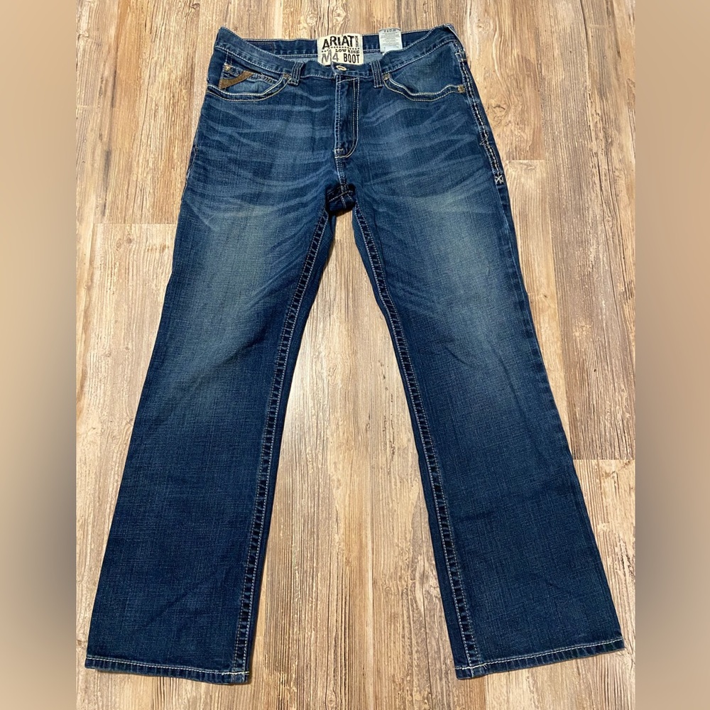 Ariat Men’s M4 low rise bootcut blue jeans size 34/32 EUC.